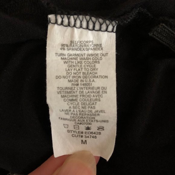 3/4 sleeve top with flower design NWOT - Picture 6 of 9